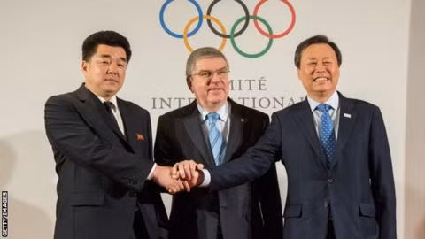 Chủ tịch IOC Thomas Bach (giữa) cùng 2 đại diện đoàn thể thao CHDCND Triều Tiên (trái) và Hàn Quốc. Ảnh: BBC Chủ tịch IOC Thomas Bach (giữa) cùng 2 đại diện đoàn thể thao CHDCND Triều Tiên (trái) và Hàn Quốc. Ảnh: BBC