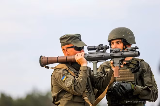 Một huấn luyện viên Mỹ đang hướng dẫn một cán bộ vệ binh quốc gia Ukraina sử dụng PSRL-1. Ảnh: Tài khoản Facebook Avankov-Bộ trưởng Nội vụ Ukraina