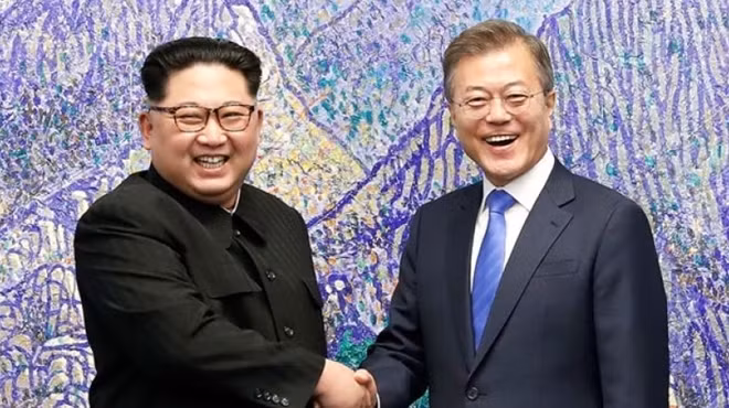 Nhà lãnh đạo CHDCND Triều Tiên Kim Jong-un (bên trái) và Tổng thống Hàn Quốc Moon Jae-in gặp nhau tại Hội nghị thượng đỉnh đầu tiên. Ảnh: Korea Times
