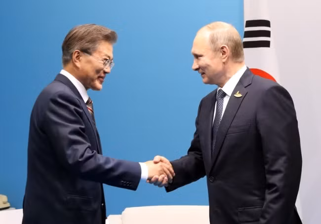Tổng thống Hàn Quốc Moon Jae-in và Tổng thống Nga Vladimir Putin đã nhất trí nghiên cứu thiết lập tuyến đường sắt chung nối Triều Tiên. Ảnh: Reuters