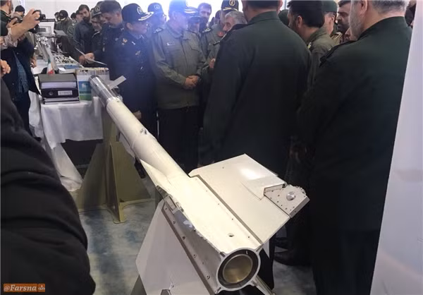 Các quan chức Quân đội Iran kiểm tra tên lửa Azarakhsk. Ảnh: Fars News Các quan chức Quân đội Iran kiểm tra tên lửa Azarakhsk. Ảnh: Fars News