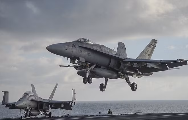 Các máy bay liên quân Mỹ, Anh và Pháp xuất kích tấn công Syria. Ảnh: AP