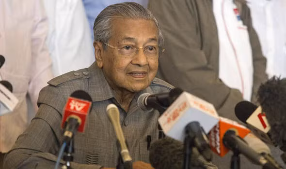 Thủ tướng Malaysia Mahathir trả lời phỏng vấn báo chí.Ảnh: Kyodo