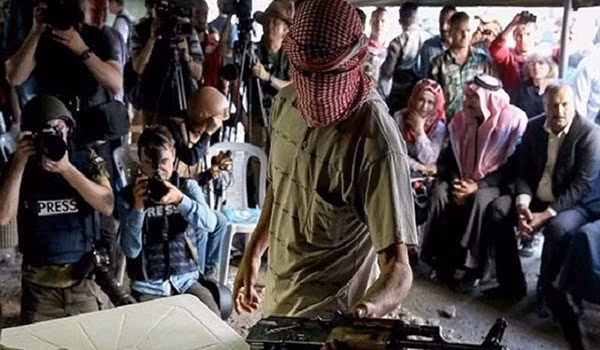 Hơn 900 phần tử cực đoan đã bỏ vũ khí đầu hàng Quân đội Syria trước sự chứng kiến của báo chí quốc tế. Ảnh: Fars News Hơn 900 phần tử cực đoan đã bỏ vũ khí đầu hàng Quân đội Syria trước sự chứng kiến của báo chí quốc tế. Ảnh: Fars News
