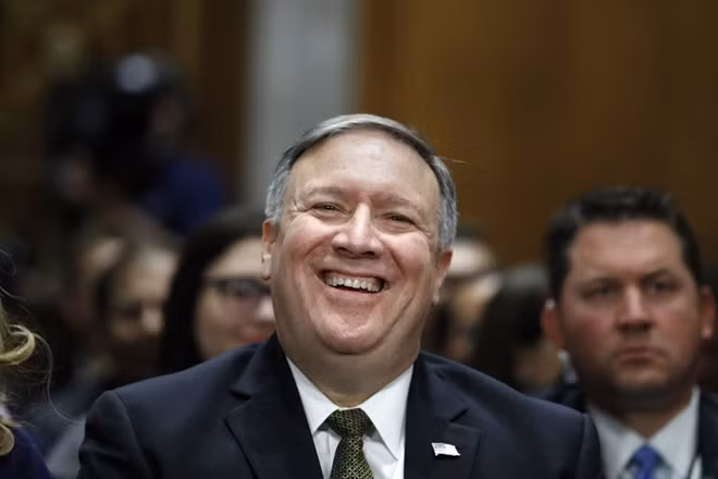 Ngoại trưởng Mỹ Mike Pompeo vui vẻ chia sẻ với các phóng viên về kết quả cuộc họp giữa ông và lãnh đạo CHDCND Triều Tiên Kim Jong-un tại Bình Nhưỡng. Ảnh: AP