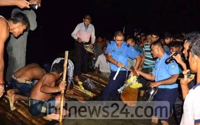Lực lượng cứu nạn và người dân trục vớt xác của 2 phi công. Ảnh: BDNews24