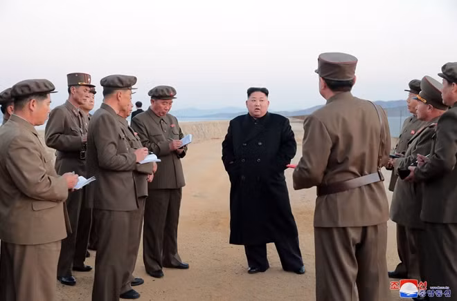 Lãnh đạo Kim Jong-un khen ngợi các nhà khoa học quốc phòng sau vụ thử vũ khí. Ảnh: KCNA