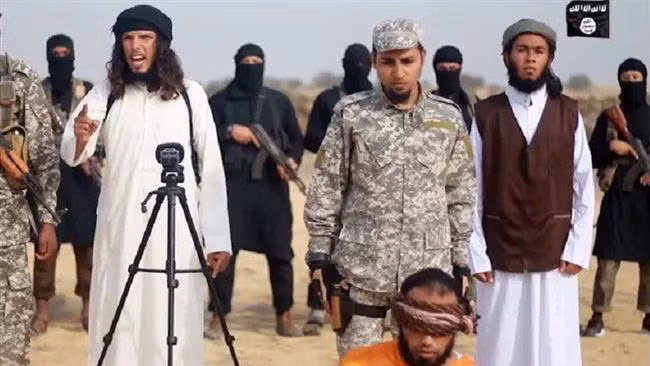 Hình ảnh trong đoạn video nhóm phiến quân Takifiri hành quyết một chiến binh Hamas và tuyên chiến với phong trào giải phóng Palestine. Ảnh: Getty Images