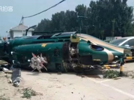 Chiếc trực thăng Bell 429 bị hư hỏng hoàn toàn sau khi rơi xuống đất. Ảnh: Weibo