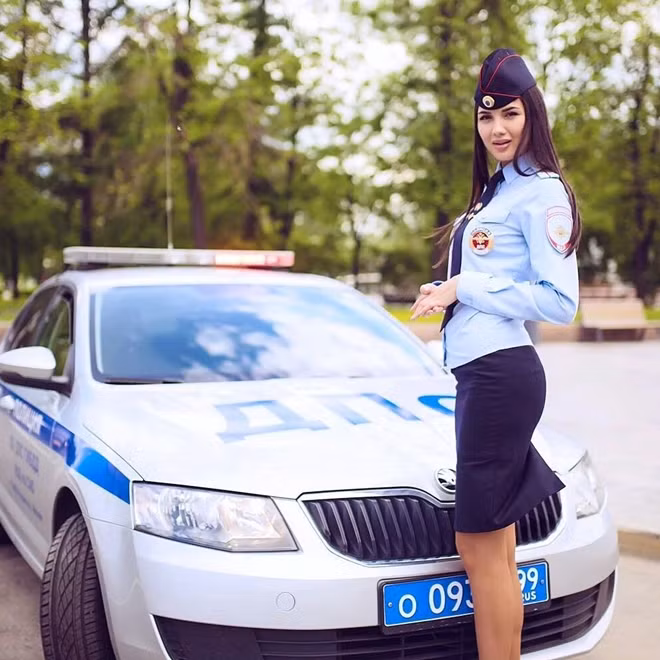 Không kém đồng nghiệp, nữ sĩ quan Salomeeva cũng đẹp từng cm. Ảnh: Instagram