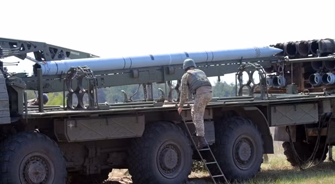 Quân đội Ukraina chuẩn bị đưa hệ thống MRLS Alder đến chiến trường miền Đông. Ảnh: UNIAN