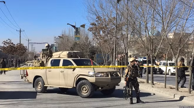 Cảnh sát Afghanistan phong tỏa khu vực hiện trường phục vụ công tác điều tra. Ảnh: Reuters