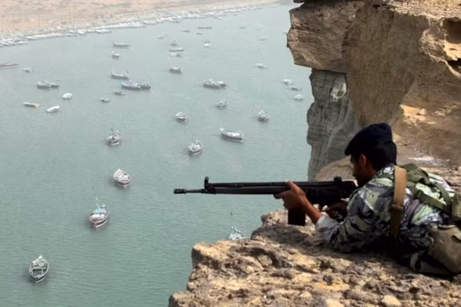 Một binh sĩ Iran đang làm nhiệm vụ trên một khu vực thuộc eo biển Hormuz. Ảnh: Reuters