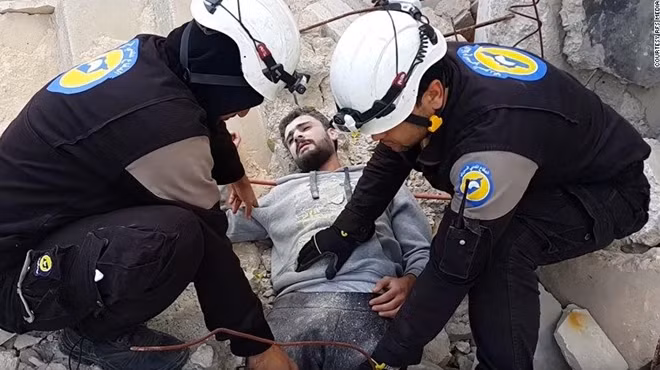 Các thành viên Mũ Bảo Hiểm Trắng đang diễn tập "cứu nạn hóa chất" ở Idlib. Ảnh: Al Mayadeen