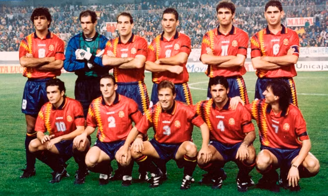 Các cầu thủ Tây Ban Nha với đồng phục đỏ rực lửa. Ảnh: Sky Sport