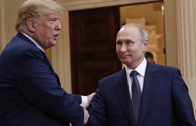 Tổng thống Mỹ Donald Trump gặp người đồng cấp Nga Vladimir Putin tại hội nghị thượng đỉnh đầu tiên ở Helsinki. Ảnh: Thông tấn TASS
