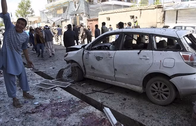 Hiện trường vụ khủng bố trung tâm đăng ký bầu cử Kabul hôm 22-4. Ảnh: AP