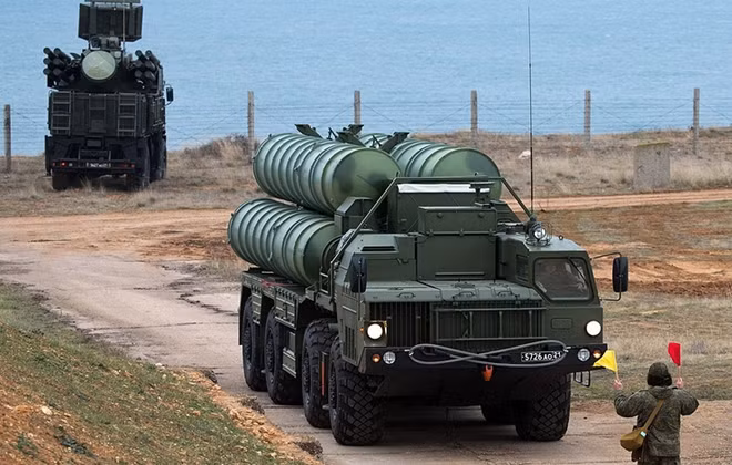Hệ thống tên lửa S-400 đất đối không của Nga. Ảnh: TASS