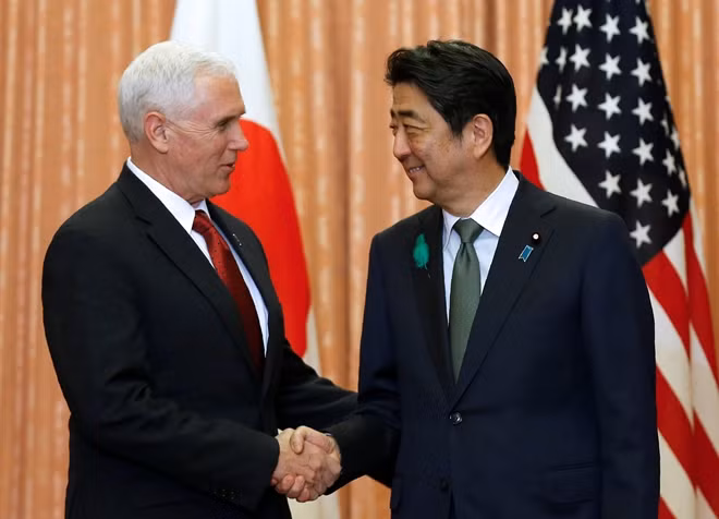 Phó tổng thống Mỹ Mike Pence (trái) gặp Thủ tướng Nhật Bản Shinzo Abe. Ảnh: Kyodo