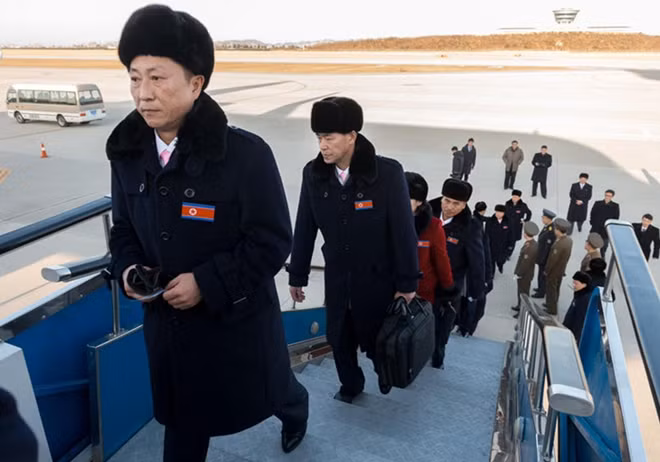 Các quan chức Triều Tiên lên máy bay do Hàn Quốc đài thọ chi phí để đến PyeongChang tham gia Thế vận hội mùa Đông. Ảnh: Chosun Ilbo