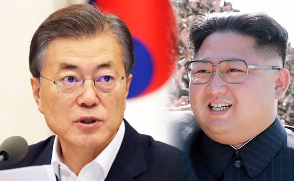 Tổng thống Hàn Quốc Moon Jae-in (trái) và Chủ tịch CHDCND Triều Tiên Kim Jong-un sẽ liên lạc với nhau qua điện thoại trước hội nghị thượng đỉnh. Ảnh: Korea Times Tổng thống Hàn Quốc Moon Jae-in (trái) và Chủ tịch CHDCND Triều Tiên Kim Jong-un sẽ liên lạc với nhau qua điện thoại trước hội nghị thượng đỉnh. Ảnh: Korea Times