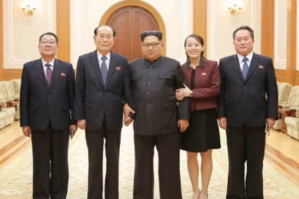 Chủ tịch CHDCND Triều Tiên chụp ảnh lưu niệm với phái đoàn cấp cao vừa hoàn thành xuất sắc chuyến công tác đến Hàn Quốc. Ảnh: KCNA