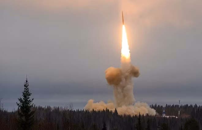 Tổng thống Putin tiết lộ tên lửa Sarmat có tầm tấn công không giới hạn. Ảnh: TASS