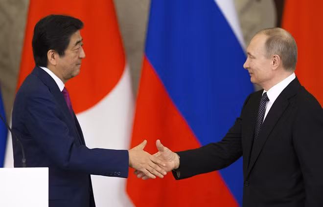 Thủ tướng Nhật Bản Shinzo Abe và Tổng thống Nga Vladimir Putin. Ảnh: TASS