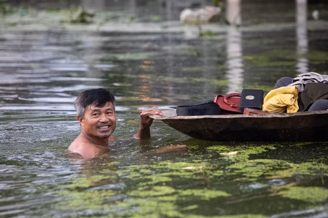 Mưa lớn và keó dài đã gây lũ, làm ngập lụt trên diện rộng ở miền Bắc. Ảnh: Phong Sơn