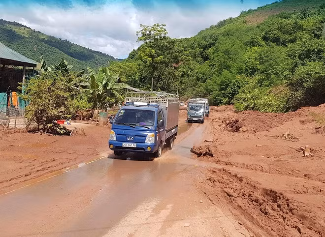 Nhiều quốc lộ qua các địa bàn miền núi cần bảo trì thường xuyên do liên tục bị sạt lở vì mưa lũ. Ảnh: Vi Phong