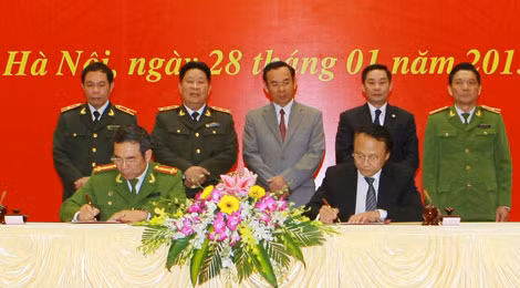 Bộ trưởng, Chủ nhiệm Văn phòng Chính phủ Nguyễn Văn Nên và Thứ trưởng Bộ Công an Bùi Văn Thành chứng kiến lễ ký kết.