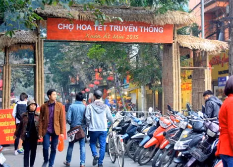 Chợ hoa Hàng Lược là một trong những địa điểm người dân phố cổ tìm đến để chọn cho mình những cành đào mỗi dịp Tết đến xuân về.