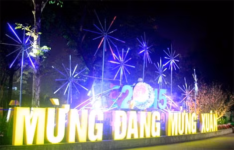 Một trong những điểm nhấn cho không khí Tết Ất Mùi ở Hà Nội là những vườn hoa đủ màu sắc bên bờ hồ Hoàn Kiếm.