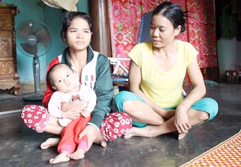 Vì tảo hôn nên chỉ mới 16 tuổi nhưng em Hồ Thị Hạ (bên trái) đã có con gái 1 tuổi. Vì tảo hôn nên chỉ mới 16 tuổi nhưng em Hồ Thị Hạ (bên trái) đã có con gái 1 tuổi.