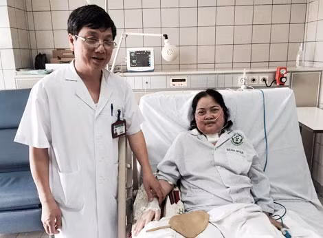 PGS.TS Nguyễn Gia Bình, Trưởng khoa Hồi sức tích cực, thăm hỏi bệnh nhân Đỗ Thị Lượng.