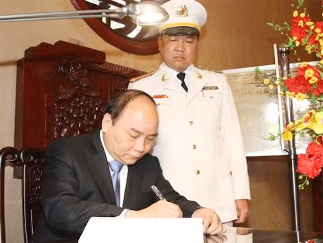 Đồng chí Nguyễn Xuân Phúc - Ủy viên Bộ Chính trị, Phó thủ tướng Chính phủ, thắp hương và ghi cảm tưởng tại Nhà nhà tưởng niệm Chủ tịch Hồ Chí Minh trong Công an TP Cần Thơ.
