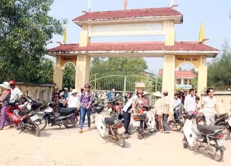 Điểm trường Tiểu học Nam Phổ Hạ, nơi nhiều phụ huynh tập trung phản đối việc chuyển trường vào sáng 16/3.