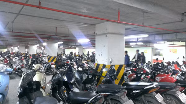 Ngày 16/3, khu nhà xe của tòa nhà the Garden vẫn đông.