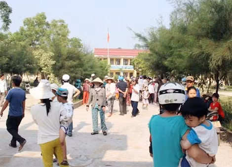 Rất đông phụ huynh có con em học ở trường Tiểu học Nam Phổ Hạ tập trung ở cổng và sân trường để yêu cầu không chuyển trường.