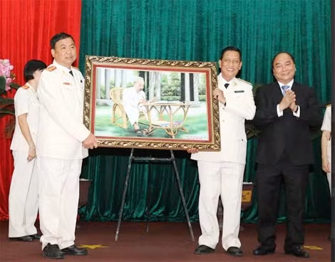 Đồng chí Nguyễn Xuân Phúc - Ủy viên Bộ Chính trị, Phó thủ tướng Chính phủ tặng quà Công an TP Cần Thơ.