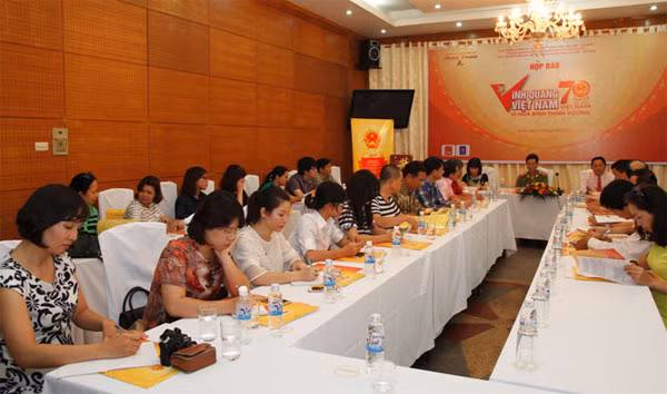 Họp báo chương trình Vinh quang Việt Nam 2015.