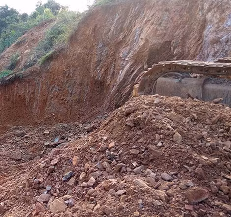 Hiện trường và tang vật vụ khai thác khoáng sản trái phép.