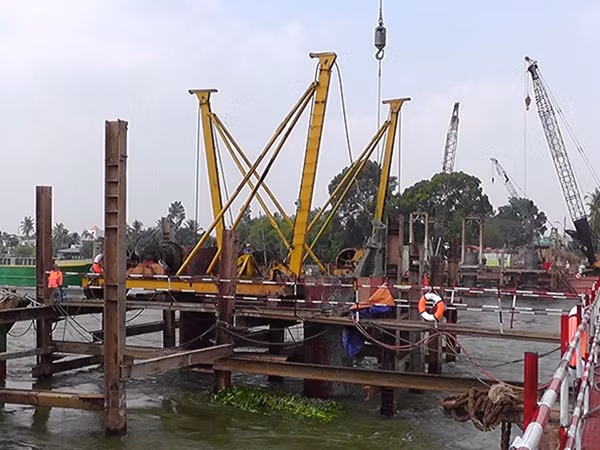 Cầu Ghềnh mới đang được thi công khẩn trương.