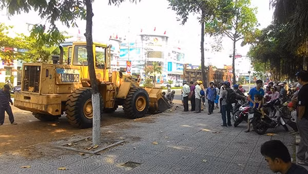 Công tác thu dọn hiện trường diễn ra gấp rút.