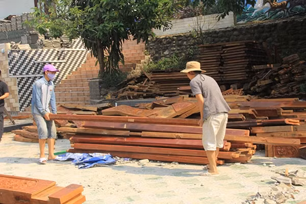 Những ngôi nhà gỗ quý trị giá hàng trăm tỷ được tháo dỡ chất thành đống tại biệt phủ của đại gia vàng Đà Nẵng.