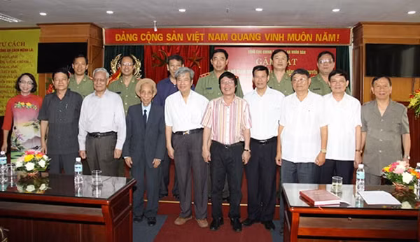 Lãnh đạo Tổng cục Chính trị CAND và các đại biểu chụp ảnh lưu niệm tại buổi gặp mặt.