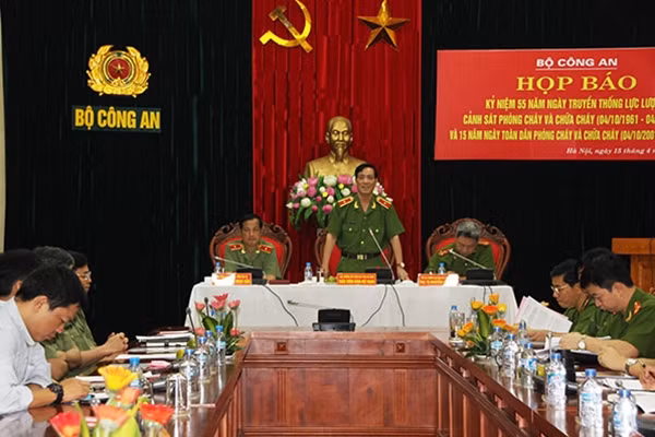 Thiếu tướng Đoàn Việt Mạnh trả lời câu hỏi của phóng viên về các hoạt động kỷ niệm.