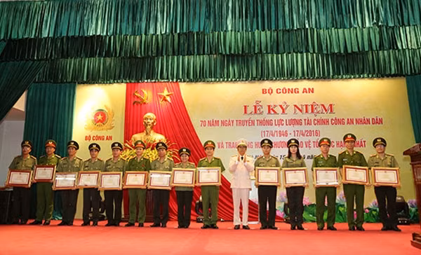 Thứ trưởng Thường trực Đặng Văn Hiếu trao Bằng khen của Bộ Công an cho các tập thể, cá nhân có thành tích xuất sắc.