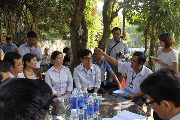 Sáng ngày 15-4 Các ngành chức năng của TP Đà Nẵng đã trực tiếp làm việc và “giám sát” việc tháo dỡ biệt phủ trăm tỷ của đại gia vàng.