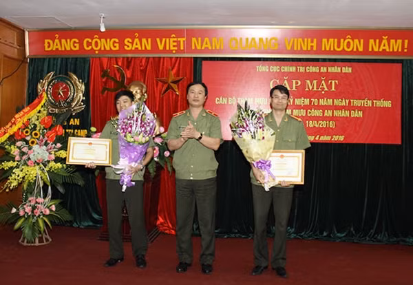 Thiếu tướng Bùi Minh Giám, Phó Tổng cục trưởng Tổng cục Chính trị CAND trao Bằng khen của Bộ Công an tặng các tập thể, cá nhân xuất sắc.
